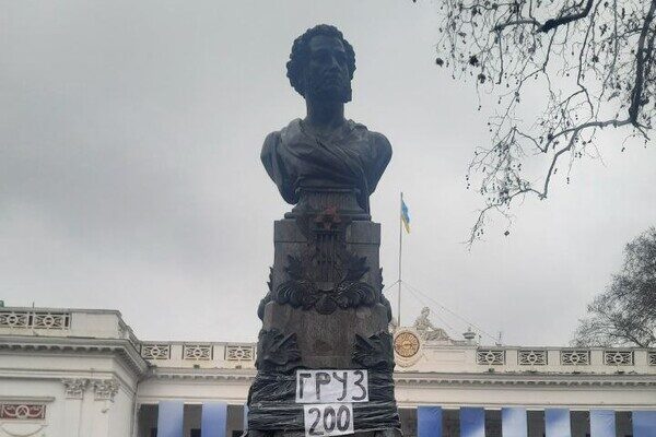"Груз 200": на памятнике Пушкину в Одессе появилась надпись "Груз 200": на памятнике Пушкину в Одессе появилась надпись