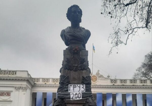 "Груз 200": на памятнике Пушкину в Одессе появилась надпись "Груз 200": на памятнике Пушкину в Одессе появилась надпись