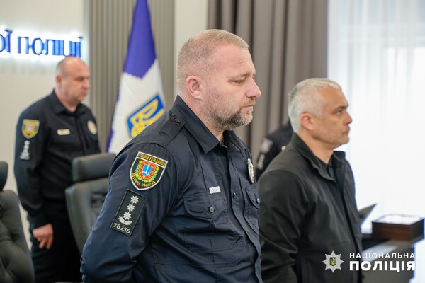 В Одессе родным погибших от ракетного удара полицейских вручили награды Президента Украины