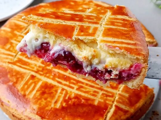 Баскський пиріг з вишнею: чудовий рецепт для вечірнього чаювання на природі