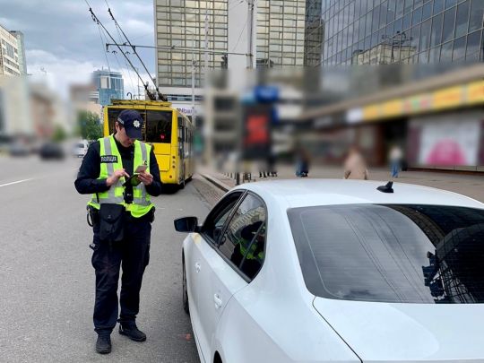 Чотири фрази, які водій не повинен говорити під час зупинки поліцією