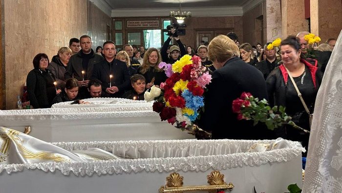 «Коли Ромчику клали у труну стрічку „Випускник-2025“, ніхто не стримував сліз»: на Житомирщині поховали трьох дітей, яких вбила російська ракета
