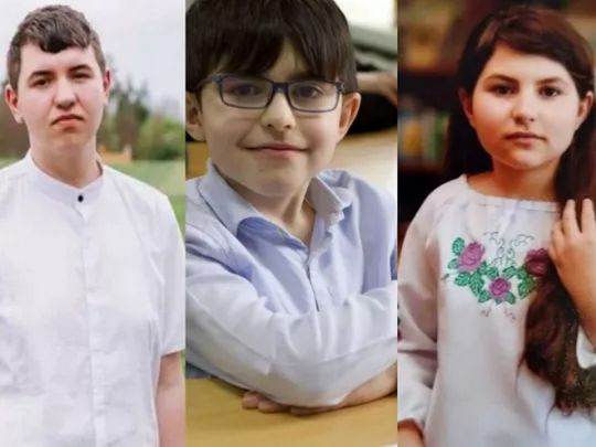 «Коли Ромчику клали у труну стрічку „Випускник-2025“, ніхто не стримував сліз»: на Житомирщині поховали трьох дітей, яких вбила російська ракета