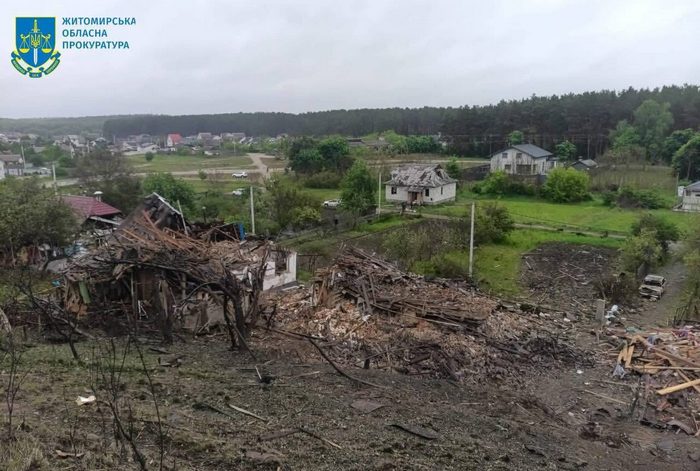 «Коли Ромчику клали у труну стрічку „Випускник-2025“, ніхто не стримував сліз»: на Житомирщині поховали трьох дітей, яких вбила російська ракета