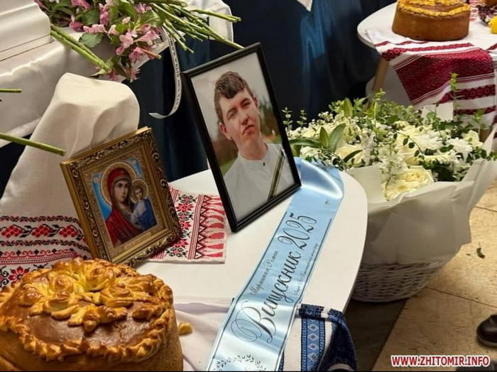 «Коли Ромчику клали у труну стрічку „Випускник-2025“, ніхто не стримував сліз»: на Житомирщині поховали трьох дітей, яких вбила російська ракета