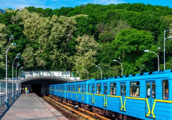 Движение поездов на красной линии метро столицы досрочно возобновили