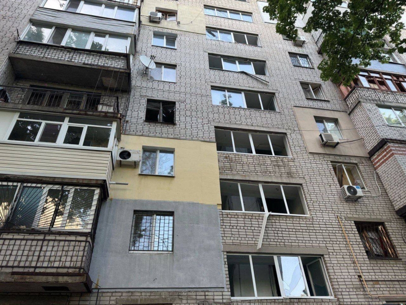 Багатоповерхівки пошкоджено у Дніпрі та Павлограді внаслідок нічної атаки безпілотників (фото)