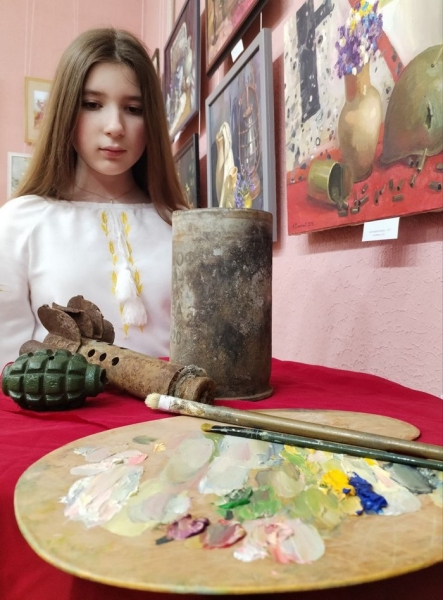 «Картина доньки прикрашає кабінет міністра закордонних справ Франції»: як 11-річна школярка із прифронтових Сум збирає донати для ЗСУ