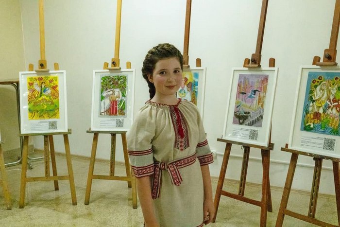 «Картина доньки прикрашає кабінет міністра закордонних справ Франції»: як 11-річна школярка із прифронтових Сум збирає донати для ЗСУ