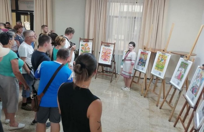 «Картина доньки прикрашає кабінет міністра закордонних справ Франції»: як 11-річна школярка із прифронтових Сум збирає донати для ЗСУ