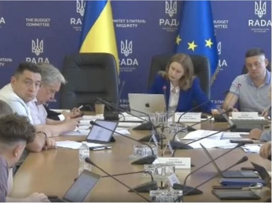 Планують підняти зарплатню до&nbsp;450 тисяч грн на&nbsp;місяць. Не&nbsp;військовим, а&nbsp;чиновникам: скандал у&nbsp;ВР через зміни у&nbsp;держбюджеті