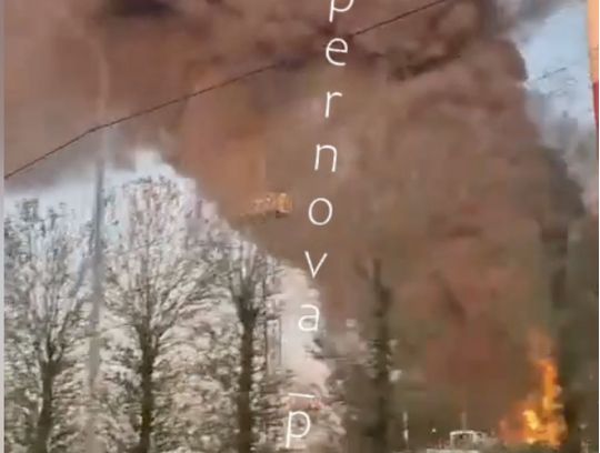 У&nbsp;російському Ярославлі сильна пожежа на&nbsp;НПЗ (фото, відео)