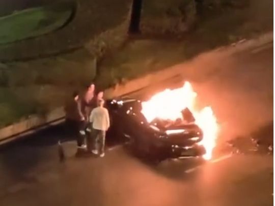 Згорів живцем у власному авто: електронна система Xiaomi заблокувала двері під час ДТП (відео)