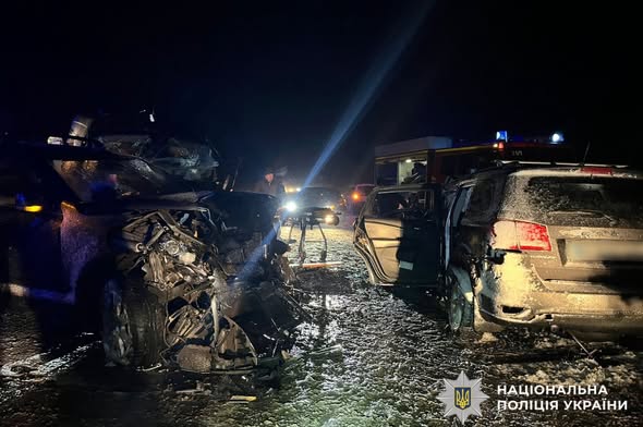 На&nbsp;трасі Київ-Харків сталася смертельна ДТП: маршрутка виїхала на&nbsp;зустрічну смугу, є&nbsp;загиблі (фото)