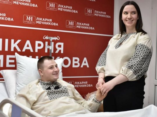&laquo;Кохана кілька разів ще&nbsp;перепитувала: &bdquo;Ти&nbsp;точно живий? Чесно?&ldquo;&raquo;: важкопоранений боєць одружився у&nbsp;реанімації