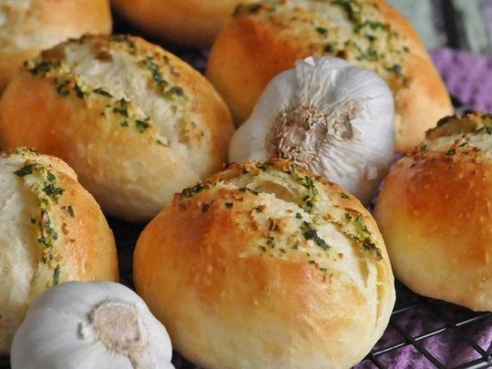 Булочки з&nbsp;часником і&nbsp;травами: чудово смакують до&nbsp;багатьох страв