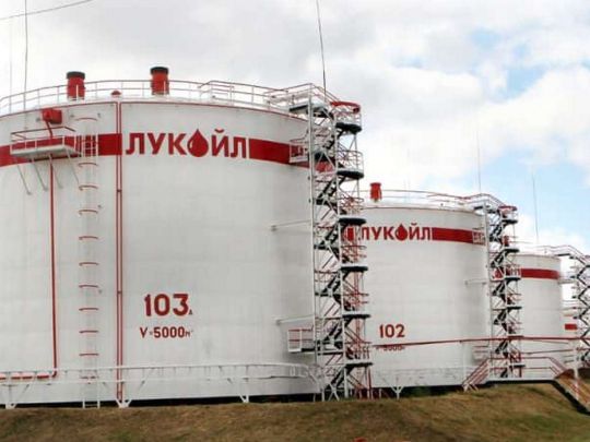 Мир в&nbsp;обмін на&nbsp;активи? Чому Білий дім уповільнив продаж російського &laquo;Лукойлу&raquo;