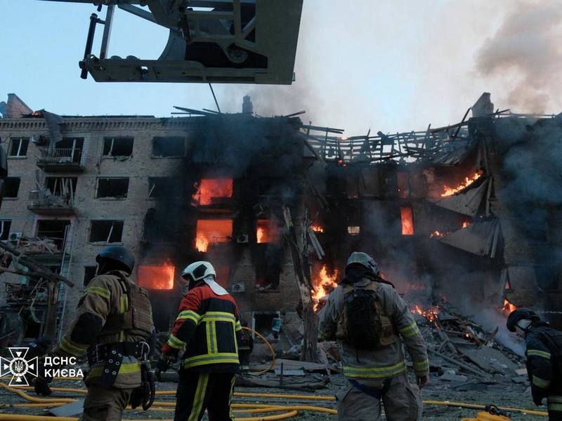 Одна з&nbsp;наймасованіших атак по&nbsp;Києву і&nbsp;області: ТРЦ згоріли вщент, будинки зруйновані, метро пошкоджене, кількість жертв постійно зростає (фото, відео)